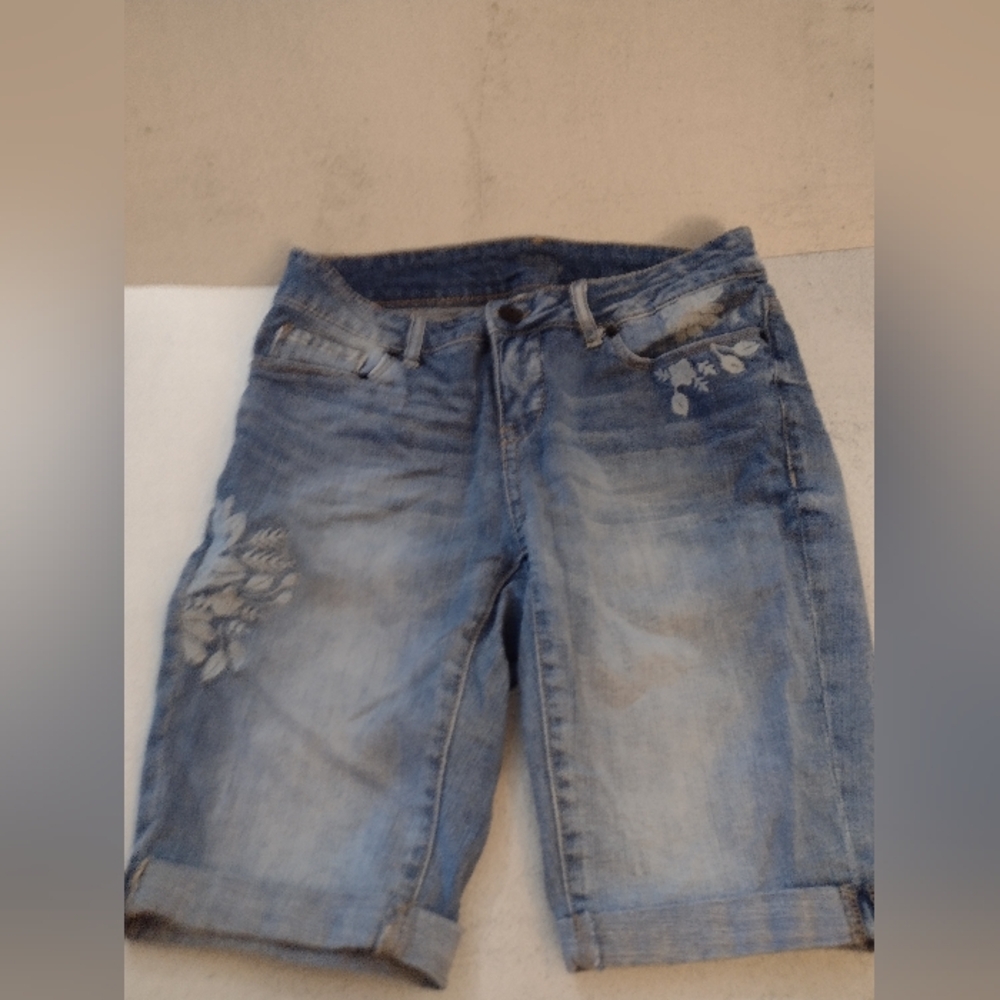 Embroidered Denim Bermuda style Shorts, size 6 🌞 like new